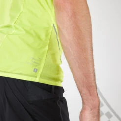 KIPRUN LIGHT MEN'S RUNNING JACKET SLEEVELESS LIGHT YELLOW 18 KIPRUN LIGHT MEN'S RUNNING JACKET SLEEVELESS LIGHT YELLOW -Athletics Store k25b4ea44baf1f1995997d394e3130de6