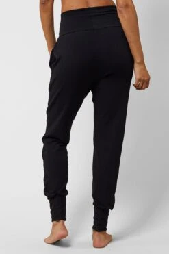 Lightweight Yoga Loose Side Pockets Cuffed Pant Black -Athletics Store ka3eef38b67fbbfe850d6e79e3547a383
