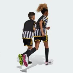 ADIDAS Juventus 23/24 Home Shorts Kids -Athletics Store kd92d5866c3699c1980e617ed5c1bb11d